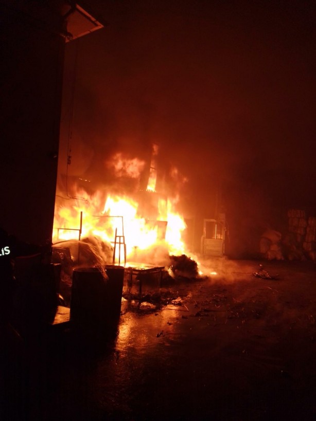 Alevler geceyi aydınlattı! Bütün gece yandı