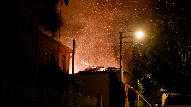 Foto - Alevler göğe yükseldi, tarihi konak küle döndü