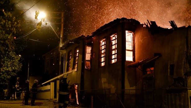 Foto - Alevler göğe yükseldi, tarihi konak küle döndü