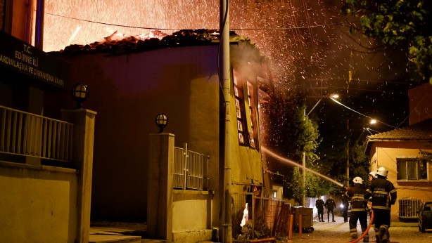 Foto - Alevler göğe yükseldi, tarihi konak küle döndü