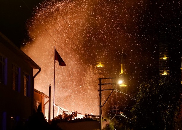 Foto - Alevler göğe yükseldi, tarihi konak küle döndü