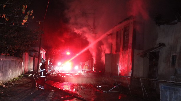 Foto - Alevler göğe yükseldi, tarihi konak küle döndü
