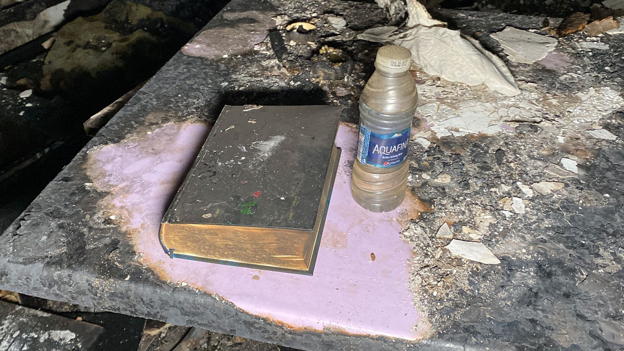 Alevler her şeyi yuttu ama... Kur’an-ı Kerim ve zemzem zarar görmedi