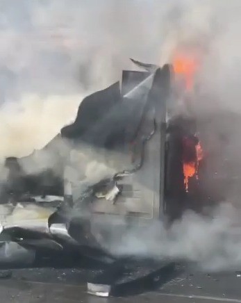 Foto - Alevlere teslim olan tırdaki 20 ton fındık küle döndü