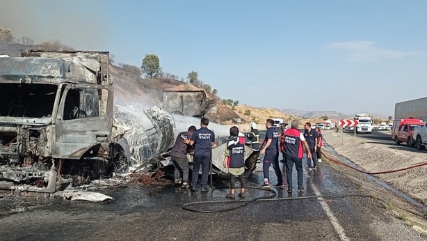 Foto - Alevlere teslim olan tırdaki 20 ton fındık küle döndü