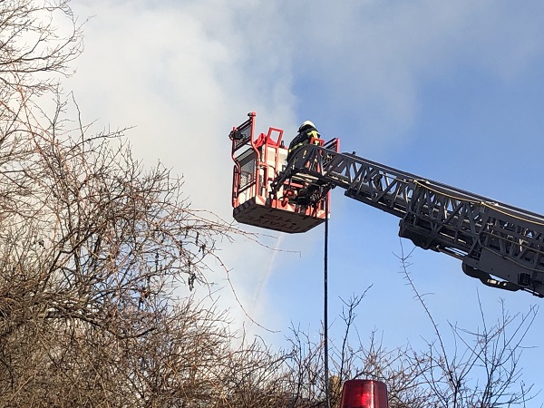 Foto - Alevlerin arasına daldı! Küçük çocuk canını bu yüzden tehlikeye attı