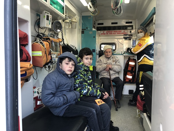 Foto - Alevlerin arasına daldı! Küçük çocuk canını bu yüzden tehlikeye attı