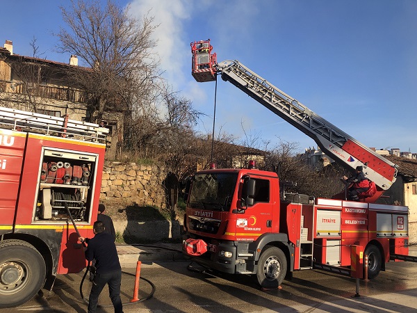 Foto - Alevlerin arasına daldı! Küçük çocuk canını bu yüzden tehlikeye attı