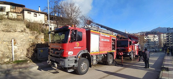 Foto - Alevlerin arasına daldı! Küçük çocuk canını bu yüzden tehlikeye attı