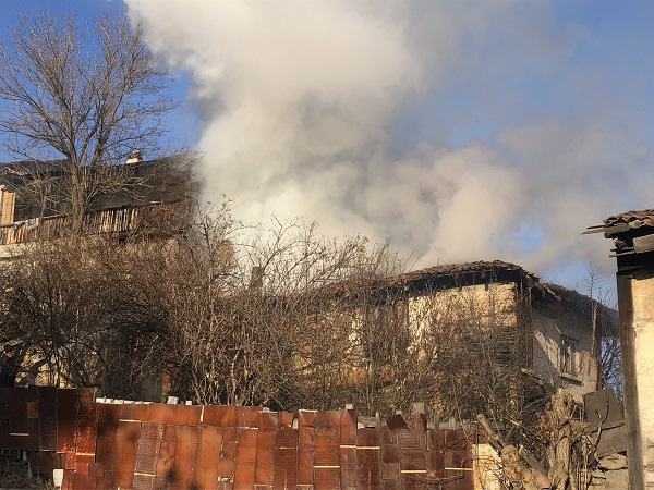 Foto - Alevlerin arasına daldı! Küçük çocuk canını bu yüzden tehlikeye attı