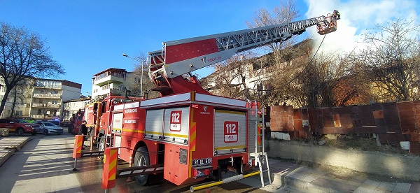 Foto - Alevlerin arasına daldı! Küçük çocuk canını bu yüzden tehlikeye attı