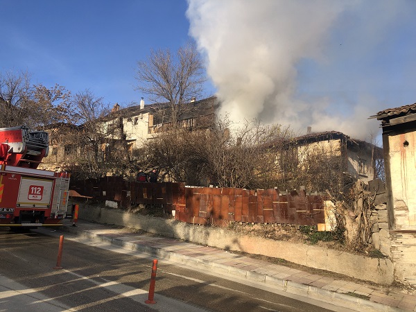 Foto - Alevlerin arasına daldı! Küçük çocuk canını bu yüzden tehlikeye attı
