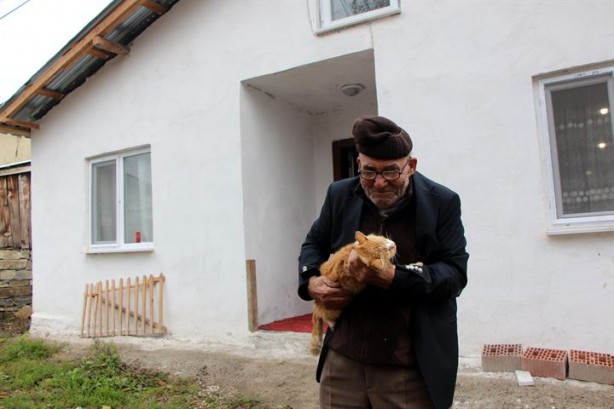 Ali dede yangından kurtulduğu kedisiyle beraber yeni evinde