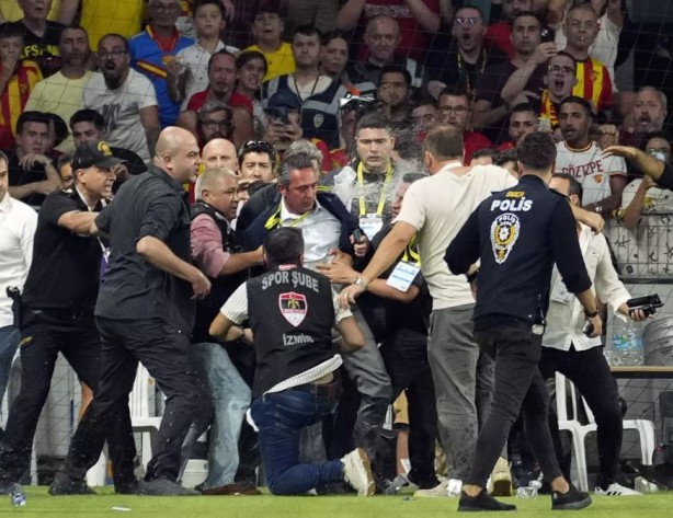 Foto - Ali Koç neye uğradığını şaşırdı! Sahaya serildi