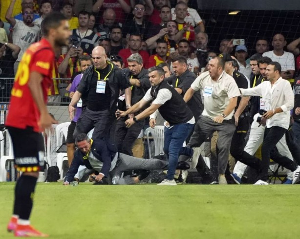 Foto - Ali Koç neye uğradığını şaşırdı! Sahaya serildi