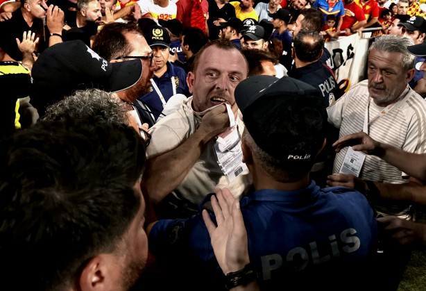 Foto - Ali Koç neye uğradığını şaşırdı! Sahaya serildi