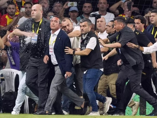 Foto - Ali Koç neye uğradığını şaşırdı! Sahaya serildi