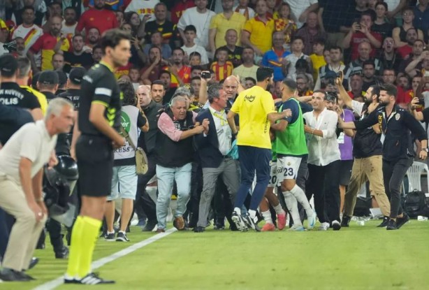 Foto - Ali Koç neye uğradığını şaşırdı! Sahaya serildi