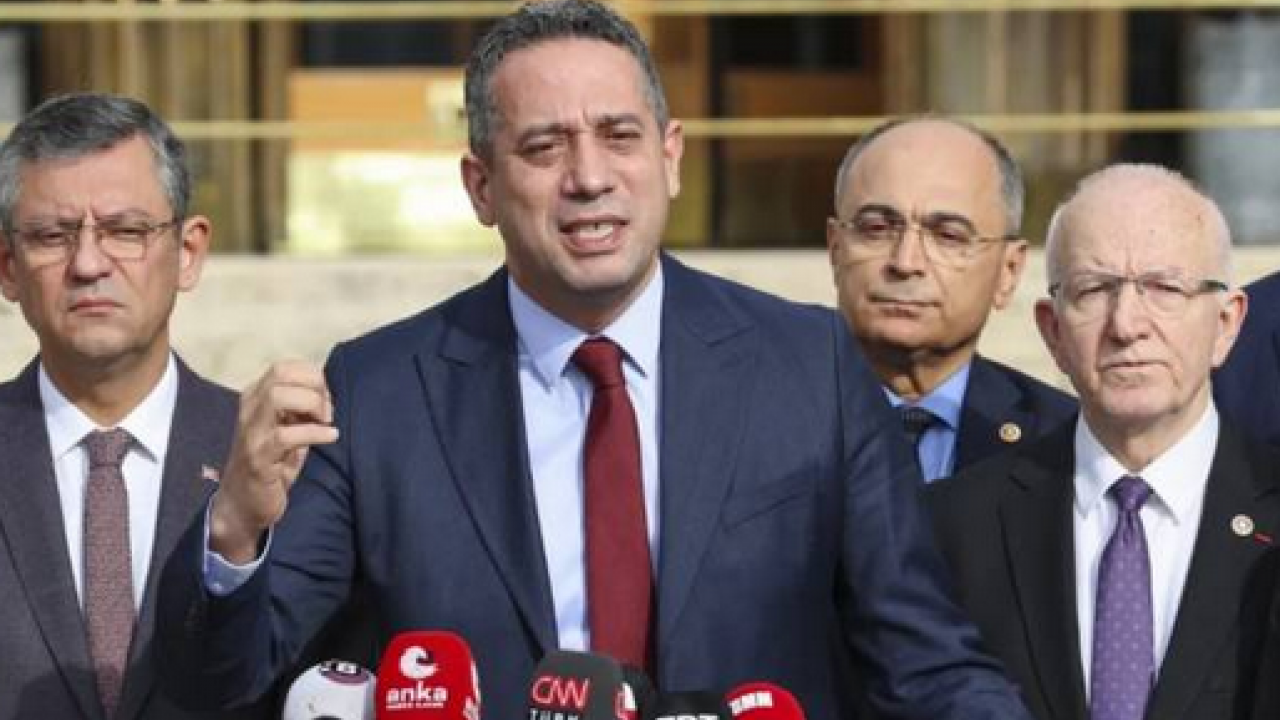 Foto - Ali Mahir Başarır kirli siyasetine şehitleri alet etti: İl başkanlığı önünde kötü sözler…