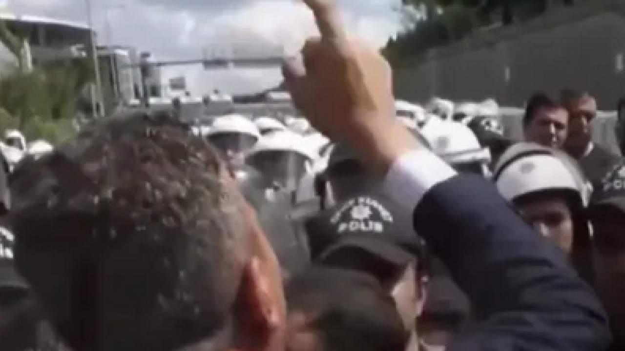 Foto - Ali Mahir Başarır kirli siyasetine şehitleri alet etti: İl başkanlığı önünde kötü sözler…