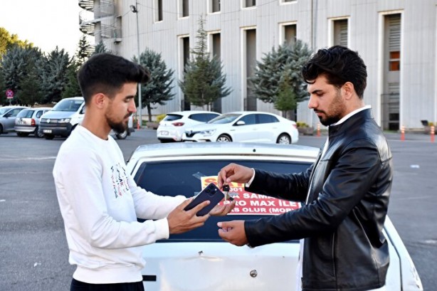 Foto - Alışverişin böylesi! Ver telefonu al arabayı