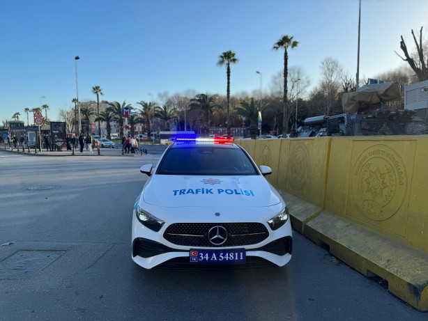 Foto - Ali Yerlikaya’ya eleştiri, bu defa hiç beklemediği yerden geldi: O Ferrariler çok yakmaz mı Sayın Bakan?