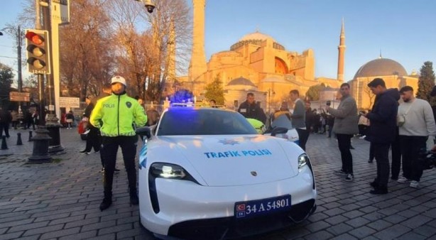 Foto - Ali Yerlikaya’ya eleştiri, bu defa hiç beklemediği yerden geldi: O Ferrariler çok yakmaz mı Sayın Bakan?