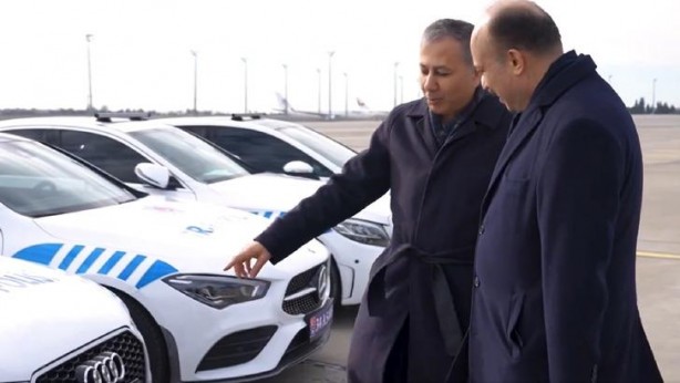 Ali Yerlikaya’ya eleştiri, bu defa hiç beklemediği yerden geldi: O Ferrariler çok yakmaz mı Sayın Bakan?