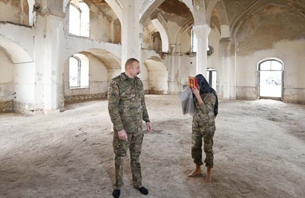 Foto - Aliyev ve eşi öyle bir şey yaptı ki... Ermenistan'ı kudurtan görüntüler