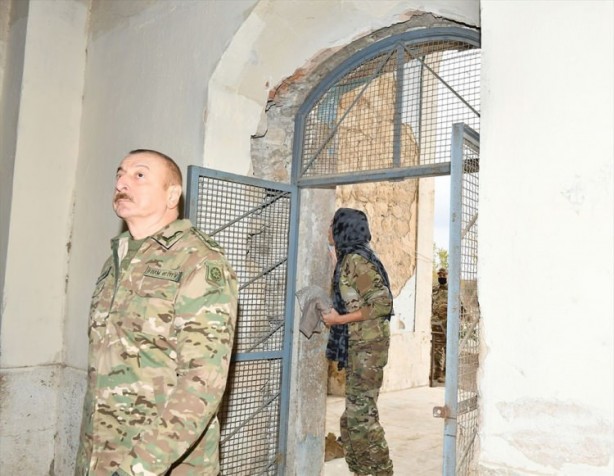 Foto - Aliyev ve eşi öyle bir şey yaptı ki... Ermenistan'ı kudurtan görüntüler