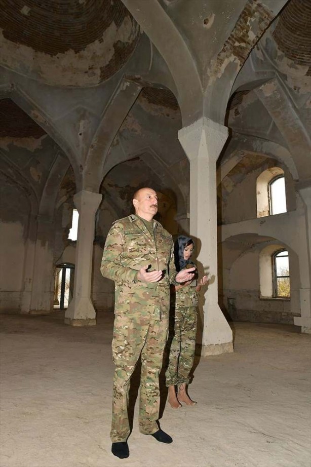 Foto - Aliyev ve eşi öyle bir şey yaptı ki... Ermenistan'ı kudurtan görüntüler