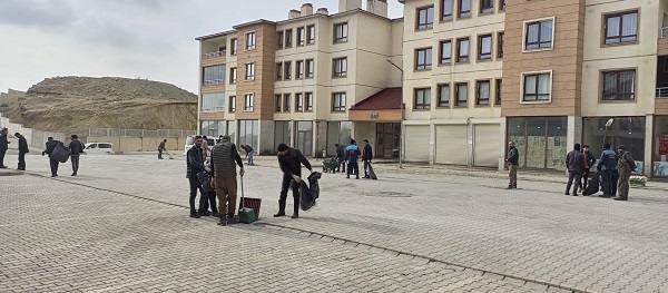 Foto - Alkışlanacak davranış! Poşeti süpürgeyi alan sokağa koştu