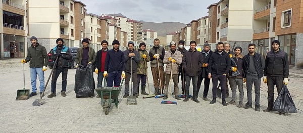 Alkışlanacak davranış! Poşeti süpürgeyi alan sokağa koştu