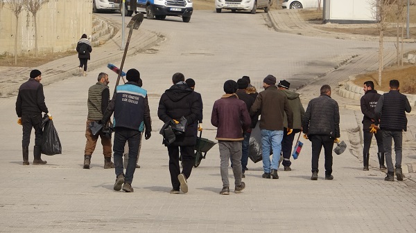 Foto - Alkışlanacak davranış! Poşeti süpürgeyi alan sokağa koştu