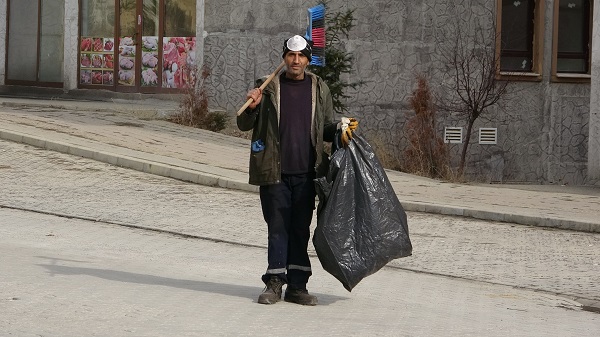 Foto - Alkışlanacak davranış! Poşeti süpürgeyi alan sokağa koştu
