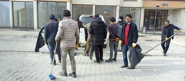 Foto - Alkışlanacak davranış! Poşeti süpürgeyi alan sokağa koştu