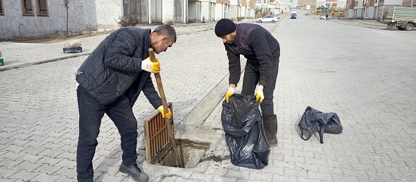 Foto - Alkışlanacak davranış! Poşeti süpürgeyi alan sokağa koştu