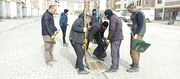Foto - Alkışlanacak davranış! Poşeti süpürgeyi alan sokağa koştu