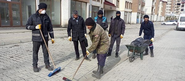 Foto - Alkışlanacak davranış! Poşeti süpürgeyi alan sokağa koştu
