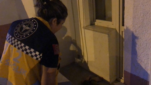 Foto - Alkol batağı insanı ne hale düşürüyor! Sağlık ocağının balkonunda...