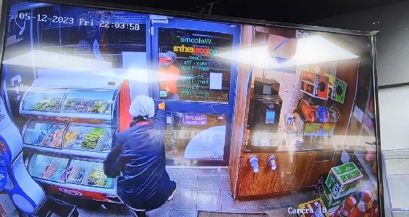 Foto - Alkol çalarken bakın ne oldu! Bu hırsızın başına gelen pişmiş tavuğun başına gelmedi