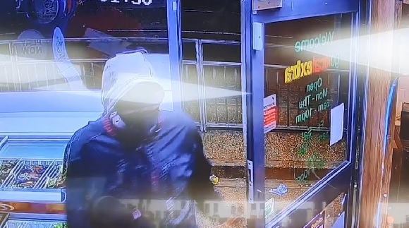 Foto - Alkol çalarken bakın ne oldu! Bu hırsızın başına gelen pişmiş tavuğun başına gelmedi