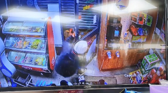 Foto - Alkol çalarken bakın ne oldu! Bu hırsızın başına gelen pişmiş tavuğun başına gelmedi