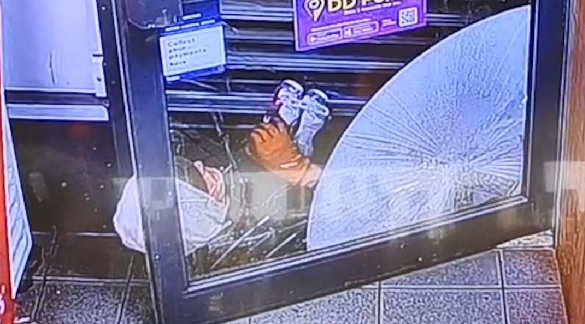 Foto - Alkol çalarken bakın ne oldu! Bu hırsızın başına gelen pişmiş tavuğun başına gelmedi