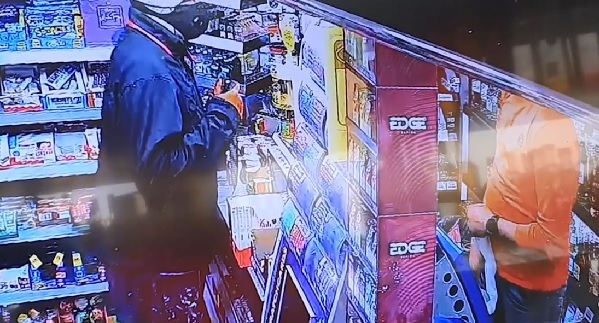 Foto - Alkol çalarken bakın ne oldu! Bu hırsızın başına gelen pişmiş tavuğun başına gelmedi