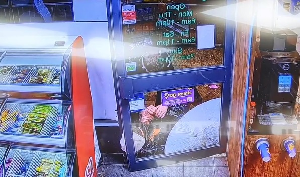 Foto - Alkol çalarken bakın ne oldu! Bu hırsızın başına gelen pişmiş tavuğun başına gelmedi