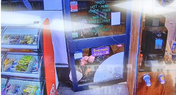 Foto - Alkol çalarken bakın ne oldu! Bu hırsızın başına gelen pişmiş tavuğun başına gelmedi