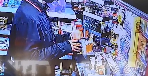 Foto - Alkol çalarken bakın ne oldu! Bu hırsızın başına gelen pişmiş tavuğun başına gelmedi