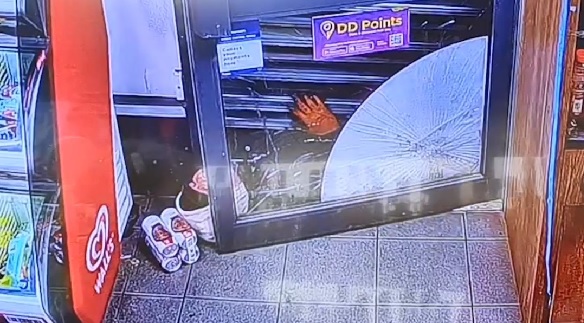 Alkol çalarken bakın ne oldu! Bu hırsızın başına gelen pişmiş tavuğun başına gelmedi