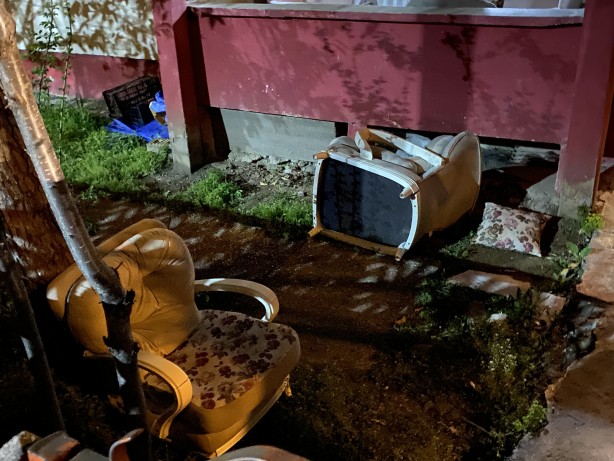 Foto - Alkol içerken yere düşen sigarası yangın çıkardı!